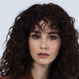 Özge Gürel as Nilüfer