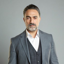 Selim Bayraktar as Abbas Demirkan
