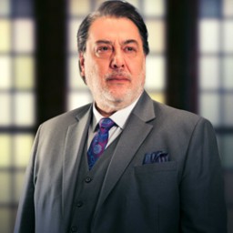 Kerem Atabeyoğlu as Aziz Türel