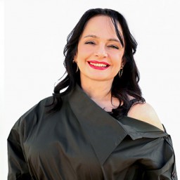 Selen Uçer as Yelda Demirci