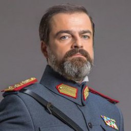 Baki Davrak as Vasili