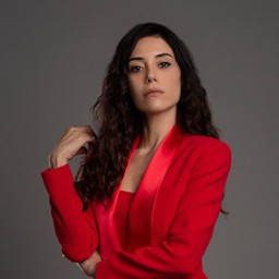 Cansu Dere as Banu