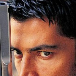 Kenan İmirzalıoğlu as Ezel Bayraktar