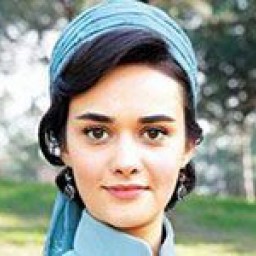 Hande Soral as Azelya