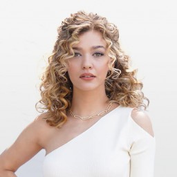 Melisa Döngel as Ceren Başar