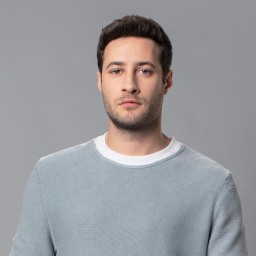 Ozan Dolunay as Giray