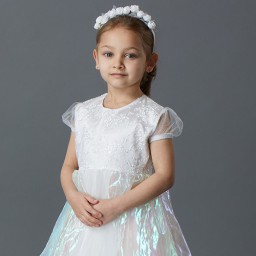 Gece Işık Demiral as Zeynep