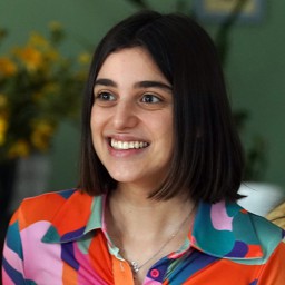 Damlasu İkizoğlu as Kübra Saruhanlı