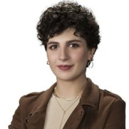 Naz Çağla Irmak as Ceren